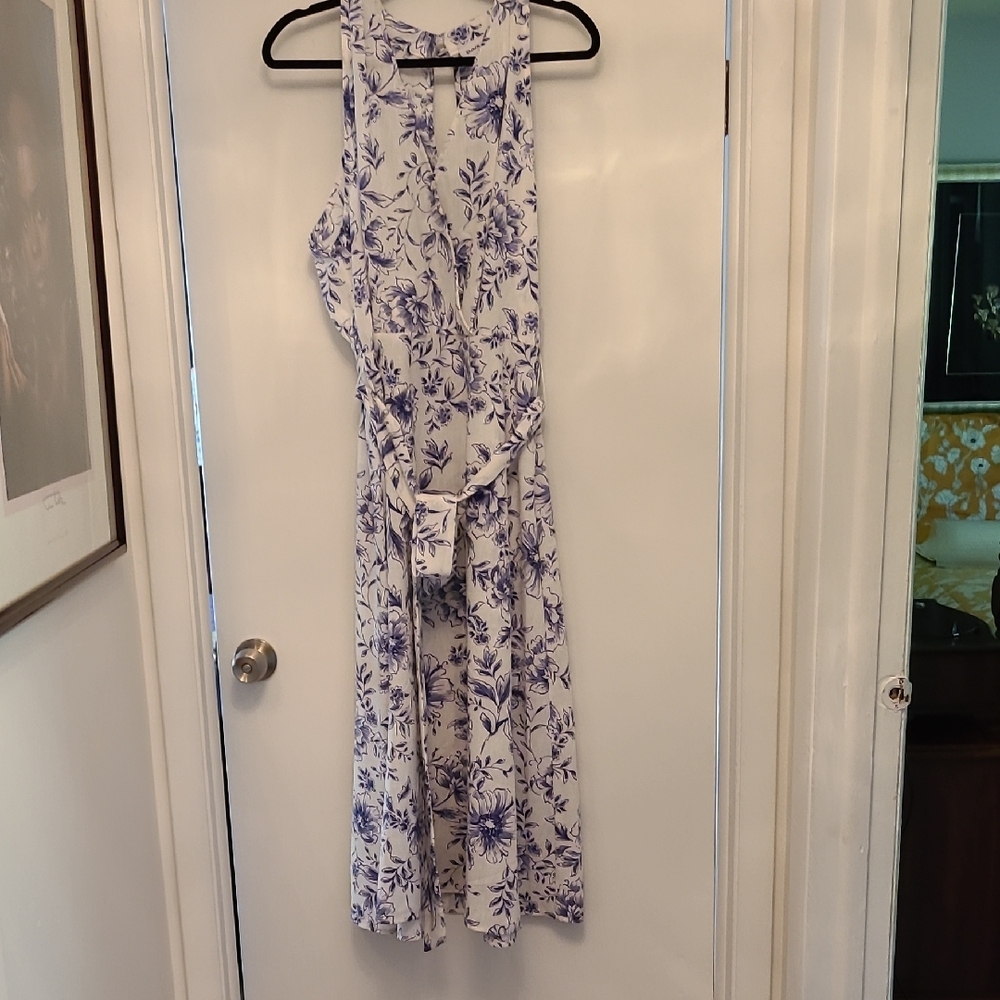 Floral Blue and White Dress with tie belt. Midi Peep Hole Closing. Sleeveless.